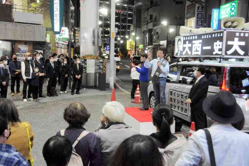 熊本市長選のマイク納めに臨む大西一史氏。多くの党会派の支援を受けたが、駆け付けた議員は少なかった＝12日夜、熊本市中央区