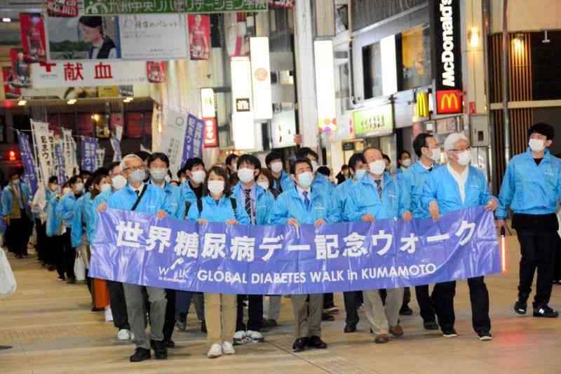 糖尿病の予防や早期治療を呼びかけながらパレードする医療関係者や患者たち＝14日、熊本市中央区