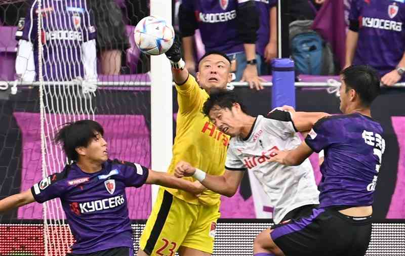 プレーオフ決定戦のJ1京都戦でボールを弾き出す熊本のGK佐藤（中央上）＝サンガスタジアム（石本智）