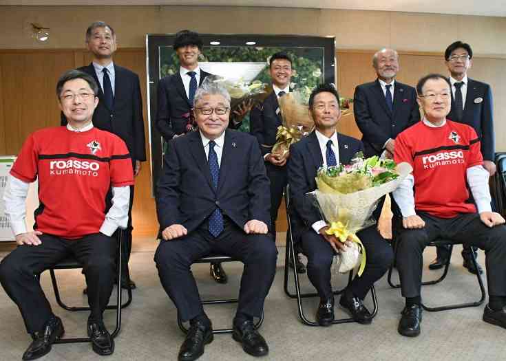 田嶋徹（前列右）、木村敬（同左）の両副知事にシーズンの報告をしたロアッソ熊本の大木武監督（同右から2人目）ら＝熊本市