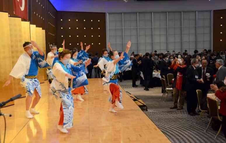 東京県人会の懇親会を盛り上げる「東京・牛深ハイヤの会」のメンバー＝14日、東京都文京区