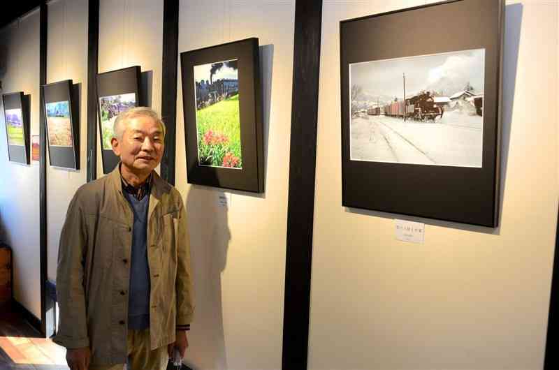 南阿蘇鉄道の全線再開を後押しするため、写真展を開いた緒方弘之さん＝南阿蘇村