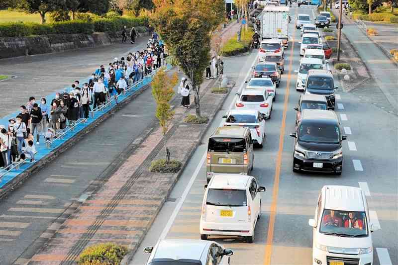 ロアッソ熊本の試合後、車が数珠つなぎとなった県民総合運動公園周辺の道路＝10月23日、熊本市東区