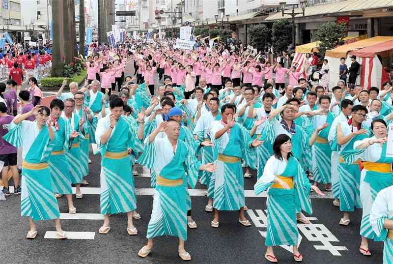 民謡「いもがらぼくと」に合わせて総踊りを楽しむ「まつりえれこっちゃみやざき」の参加者＝2019年7月