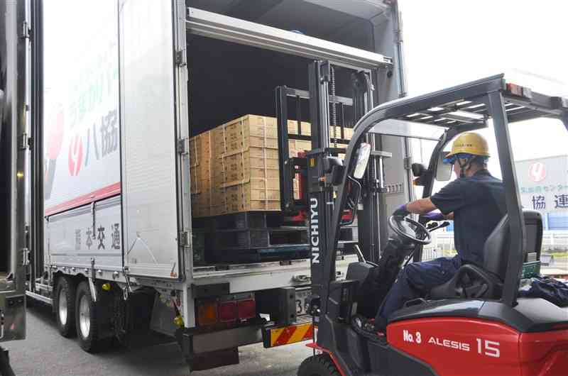 県農協青果物輸送改善協議会の実証実験で、トラックに積み込まれる荷物