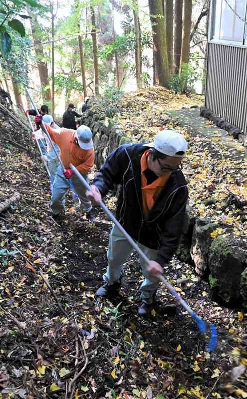 古道の枝や落ち葉を清掃する阿蘇中央高の3年生ら＝阿蘇市