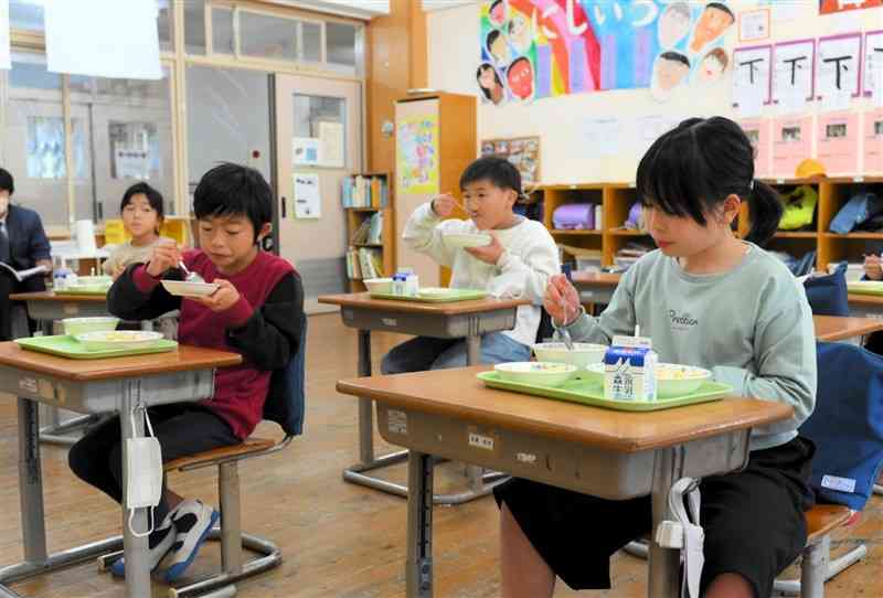 山都町産の有機野菜を生かした給食を楽しむ中島小の児童＝同町