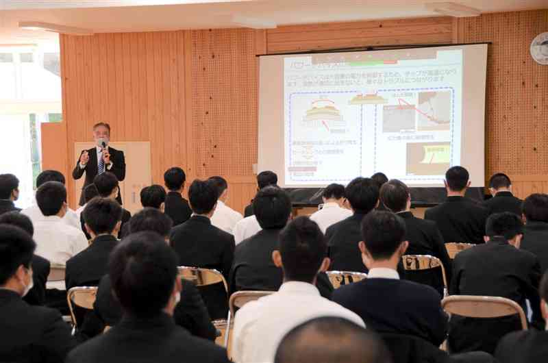 熊本工高であった半導体の出前授業＝熊本市中央区