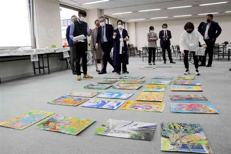 会場では熊日学童スケッチ展に寄せられた3千点を超える作品を審査した＝19日、熊日本社