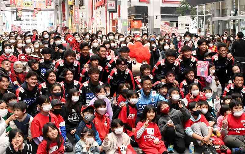 「ファン感謝祭・大忘望年祭」で交流をしたロアッソ熊本の選手らとファン＝19日、熊本市中央区新市街