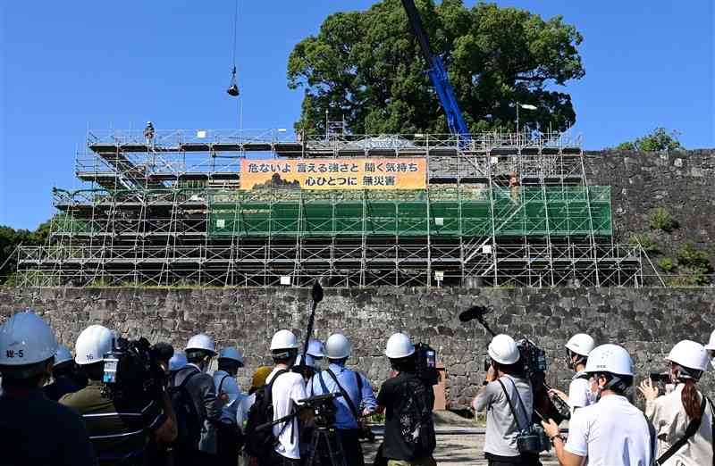 熊本地震で被災した熊本城飯田丸の復旧工事現場。五階櫓が解体され、石垣の積み直し作業が進む＝10月8日、熊本市中央区