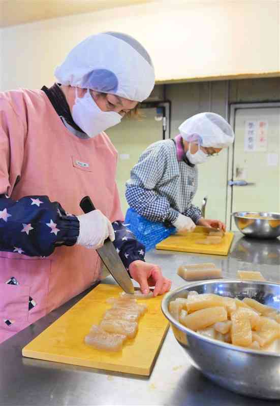 「招福おせち」に使うコンニャクを調理する女性たち＝山都町