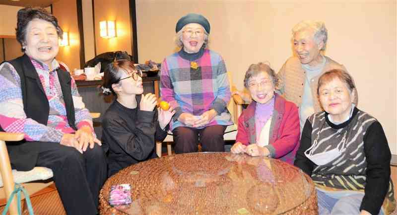 座波喜美子さん（左から3人目）と歓談する旧友ら＝小国町