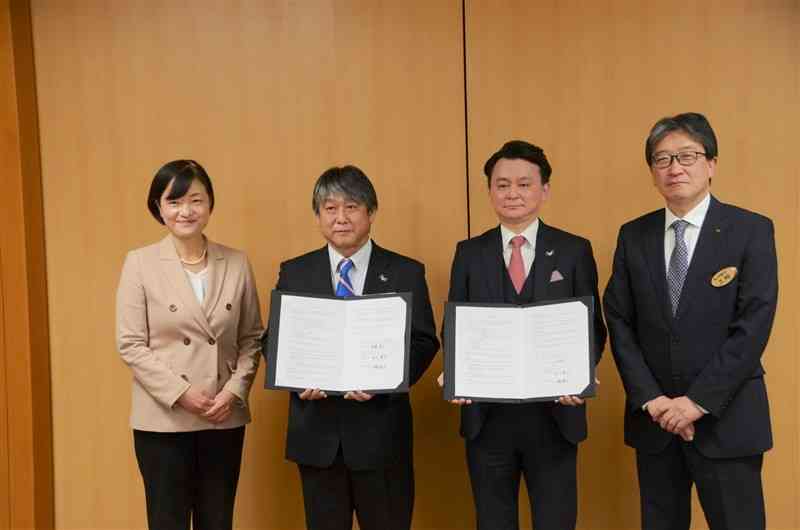 熊本市と立地協定を結んだ、トラスコムの奥園孝二代表取締役（左から2人目）、ナレッジクリエーションテクノロジーの川村雅之代表取締役（同3人目）ら＝25日、県庁