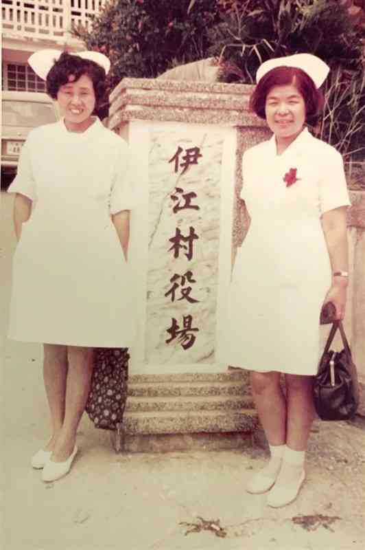 2回目の沖縄訪問診療に訪れた筆者（左）＝1973年11月
