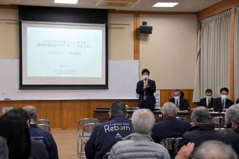 川辺川の流水型ダムに関する環境評価方法レポートの説明会であいさつする国交省川辺川ダム砂防事務所の齋藤正徳所長＝26日、五木村役場