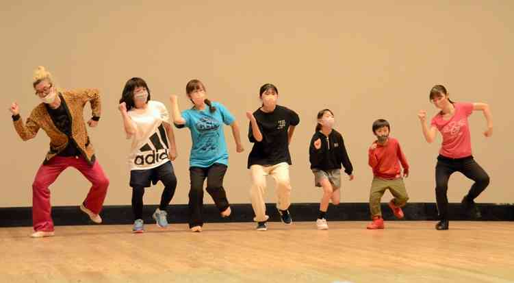 「CAT－A－TAC」主宰の藤田善宏さん（左端）と一緒にコンテンポラリーダンスを創作する参加者ら＝天草市