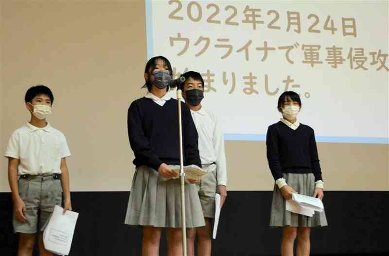 学校でのSDGsの取り組みを発表する子どもたち＝菊池市