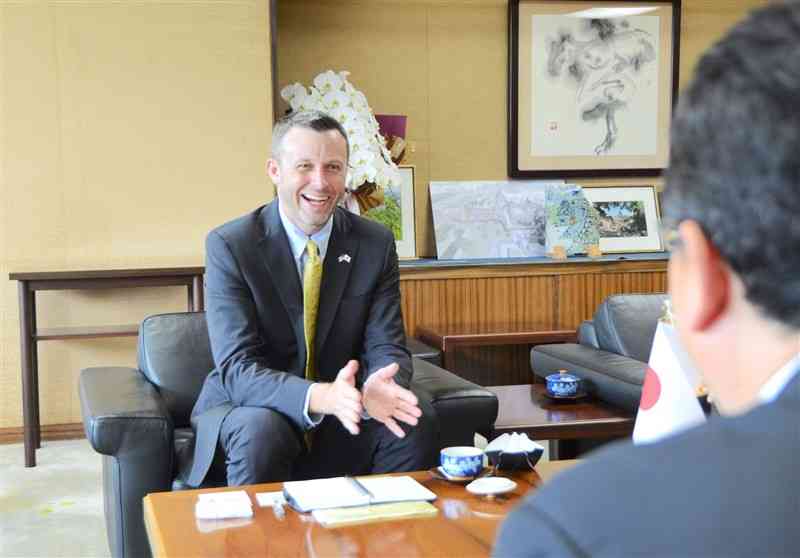 大西一史熊本市長（手前）と談笑する在日米国大使館のフィリップ・ロスキャンプ公使＝同市役所