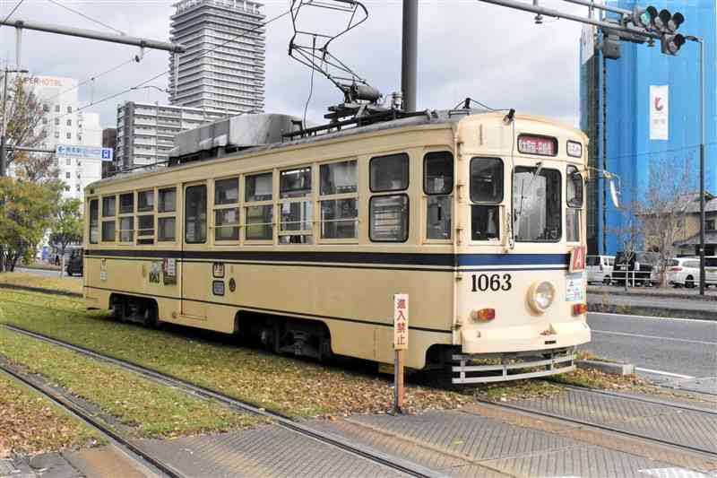 熊本市電の中で最年長〝71歳〟の「1063」車両。1000番台は1966年以前に導入された車両だ＝熊本市西区