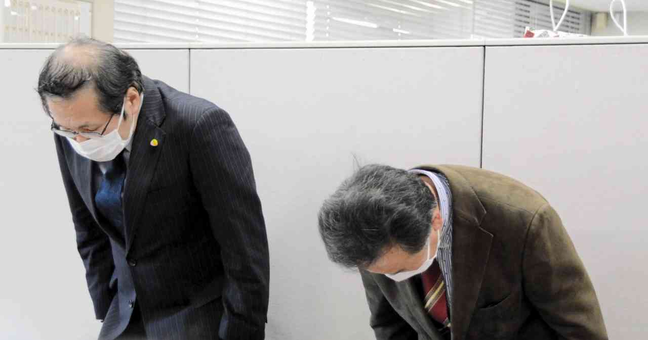 熊本乳児院の「心理的虐待」について、記者会見で頭を下げる甲斐國英院長（左）ら＝7日、熊本市役所