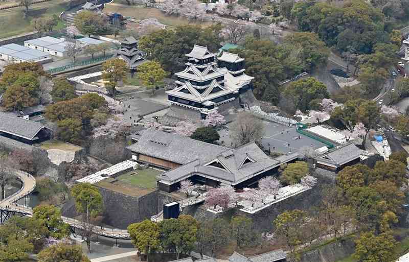 熊本城天守閣＝3月29日、熊本市中央区（後藤仁孝）