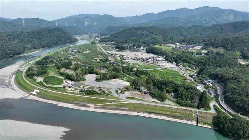 球磨川治水で「遊水地」の候補地となっている球磨村渡の地下地区、今村地区一帯。右奥は村運動公園さくらドーム。右下から中央奥に延びる道路は国道219号＝8月（小山真史、小型無人機で撮影）