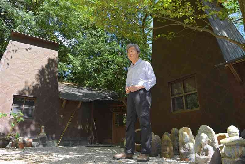 作陶の工房がある「不東庵」の中庭に立つ＝神奈川県湯河原町