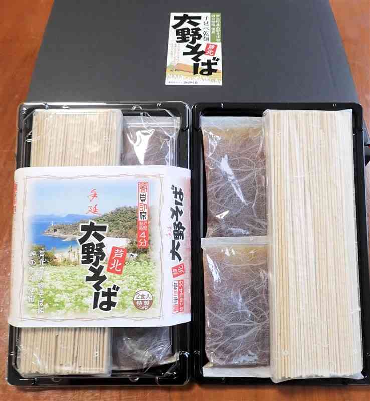 農事組合法人みのり会の大野そば。手延べ乾麺につゆが付く＝芦北町