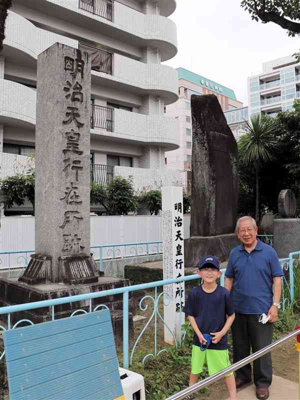 一新幼稚園の園庭に立つ「明治天皇行在所跡」碑（左）＝熊本市中央区