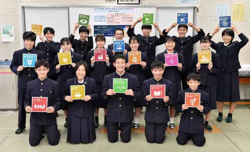 委員会活動などを通じてSDGsに関わるさまざまな取り組みをする北部中の生徒たち＝熊本市北区（谷川剛）