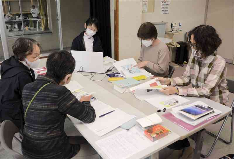 県点字図書館で書籍の音訳に取り組むボランティア＝熊本市東区