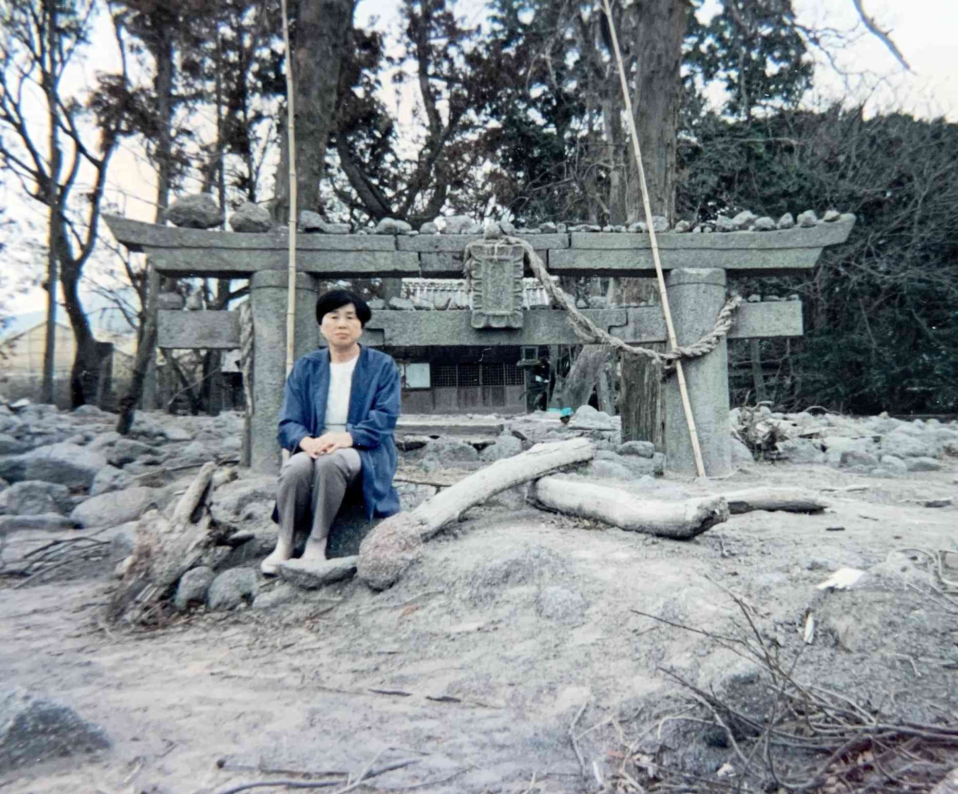 火砕流で埋もれた神社の鳥居と筆者＝1991年、長崎県深江町（現・南島原市）