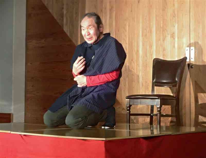 「椿の海の記」を独演する井上弘久さん＝水俣市