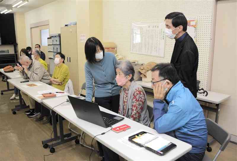 視覚障害者にパソコンやスマートフォンの操作方法を教えるボランティア＝熊本市東区