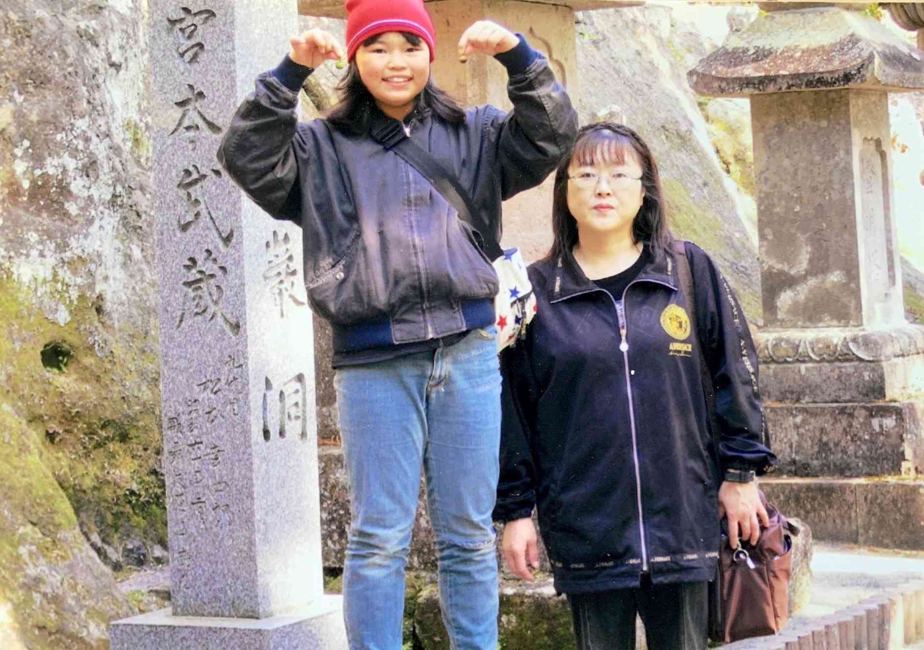 熊本市の霊巌洞を訪れた筆者の長女（右）と孫娘