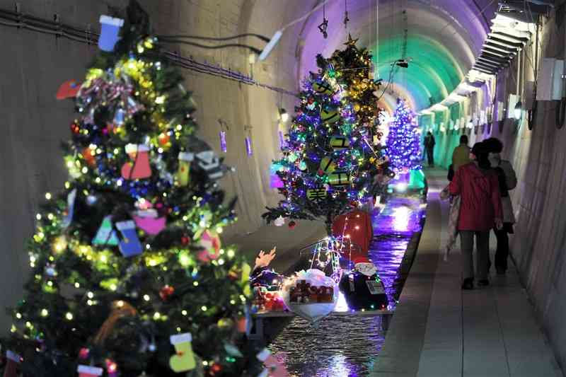 トンネル内を色鮮やかな電飾ツリーが照らす「クリスマスファンタジー」＝高森町