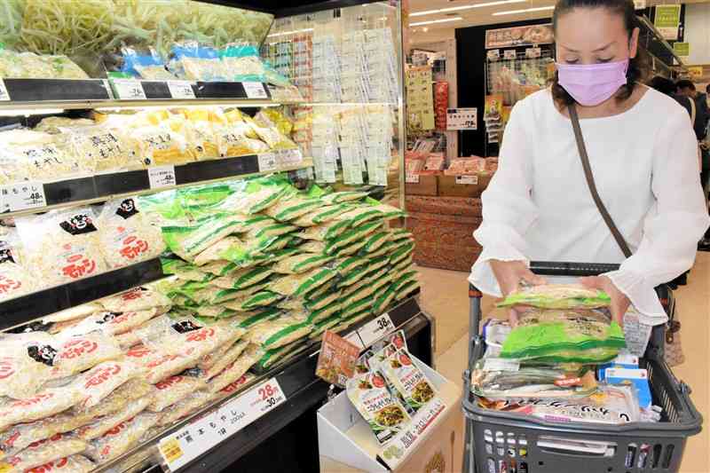 大型スーパーの食料品売り場で買い物する主婦。家族5人の食費は週に1万円と決めている＝嘉島町