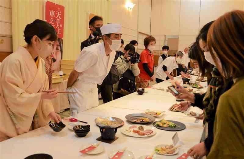 宿泊施設や飲食店が工夫を凝らした料理を提供するキャンペーン「天草大王と車えび」の試食会＝天草市