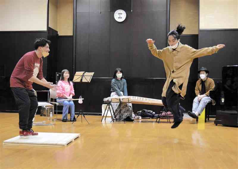 イベントで披露するパフォーマンスを練習する葉山悠介さん（手前右）ら＝熊本市北区