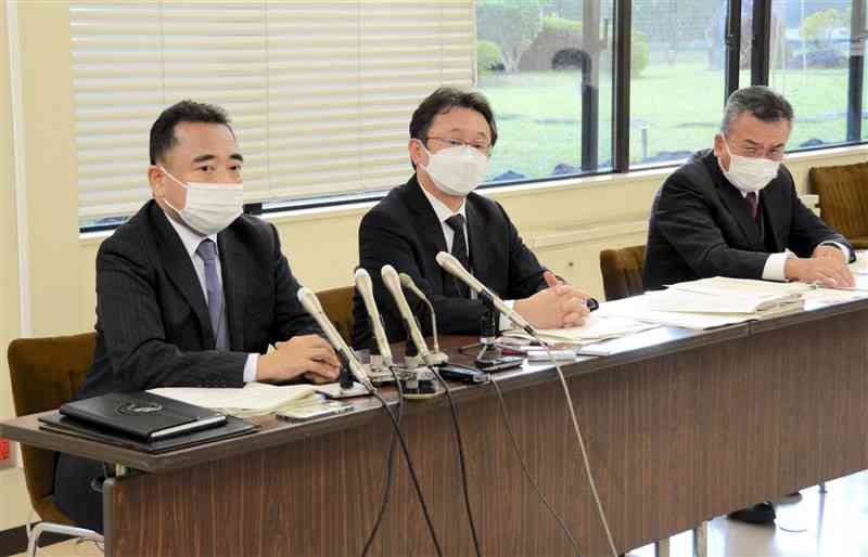 男性教諭の懲戒免職処分を発表した熊本市教育委員会の遠藤洋路教育長（左）と幹部ら＝2日、熊本市役所