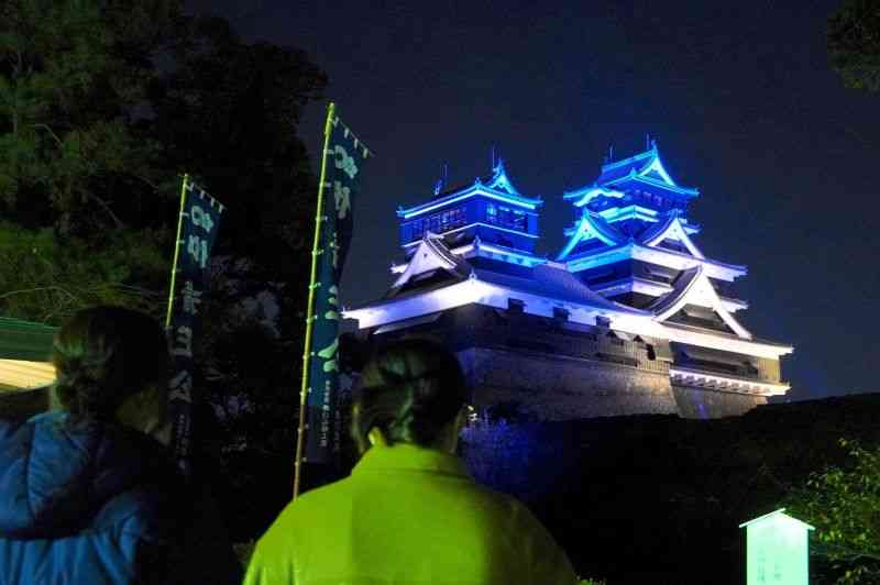 サッカー日本代表の1次リーグ突破を祝って、「サムライブルー」にライトアップされた熊本城＝2日午後9時ごろ、熊本市中央区（植木泰士）