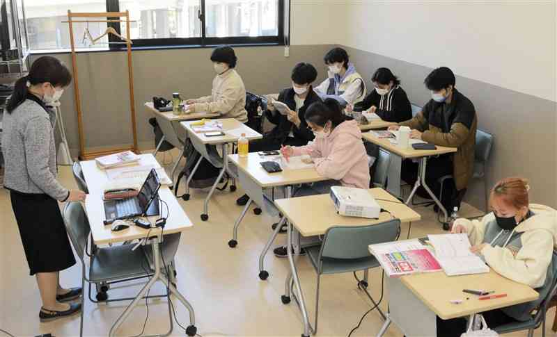 熊本YMCA学院で日本語を学ぶ留学生たち＝熊本市中央区