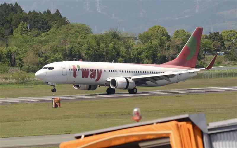 熊本空港に着陸する、ティーウェイ航空ソウル線の航空機＝2017年4月