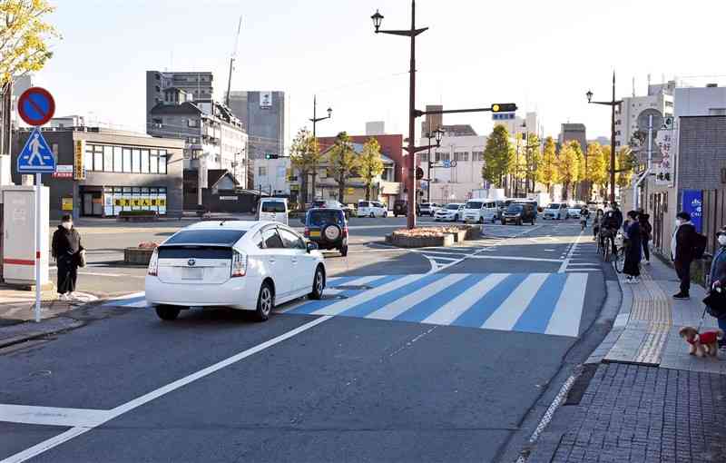 信号交差点のすぐ手前にある、信号機のない横断歩道。電車通りの信号が青の時、歩行者がいても一時停止しない車両が目立った＝熊本市中央区（車のナンバープレートを加工しています）