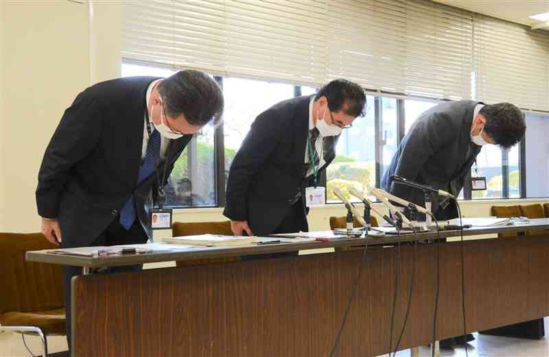 小学校教員の盗撮とわいせつ事案を発表し、頭を下げる熊本市教育委員会の幹部たち＝6日、熊本市役所