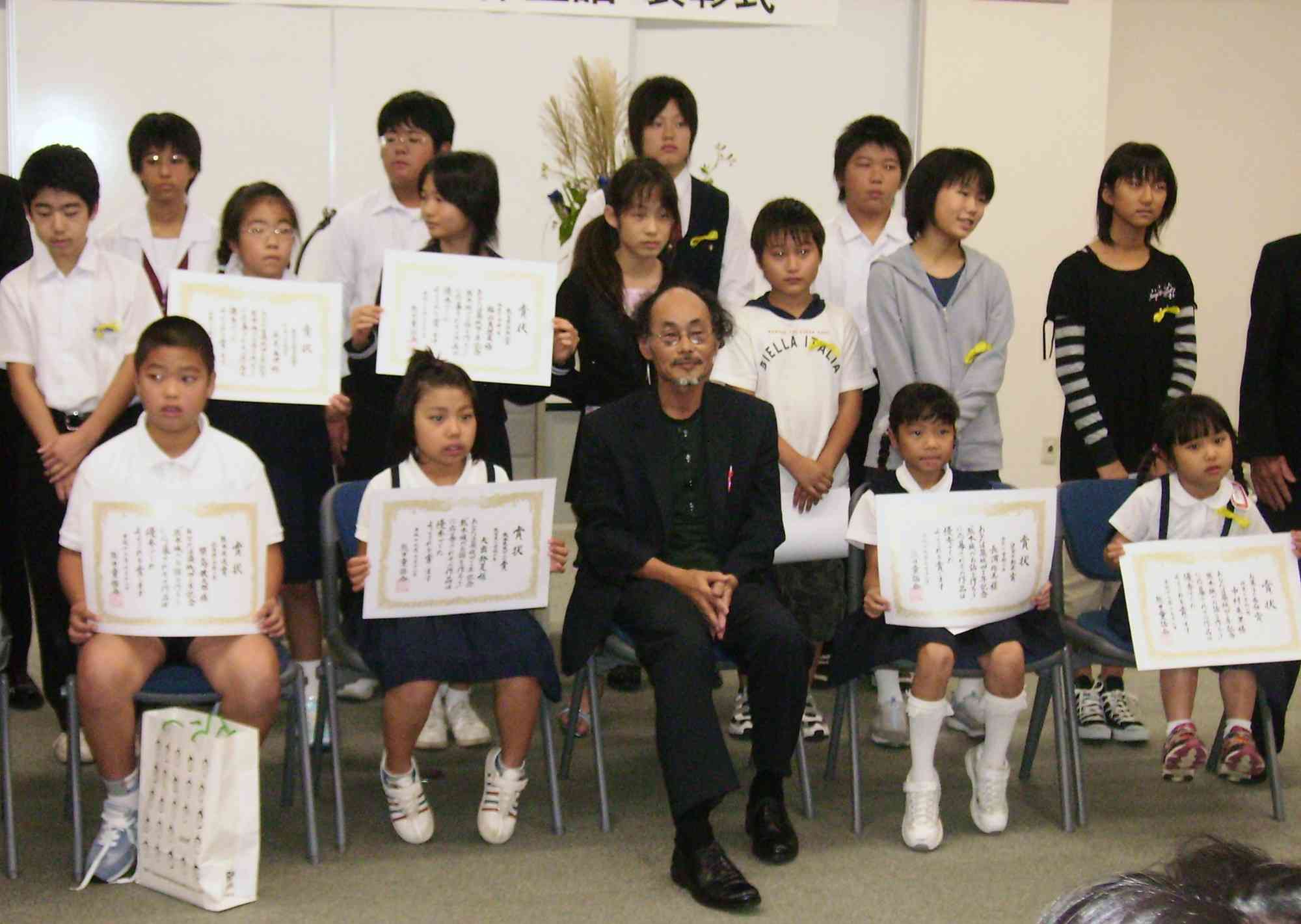熊本城にちなんだ創作童話の入賞者と選者の丘修三さん（中央）＝2007年10月、熊日本社