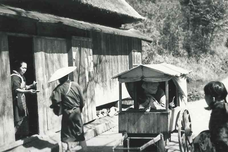 乞食に米を与えている女性＝1936年4月