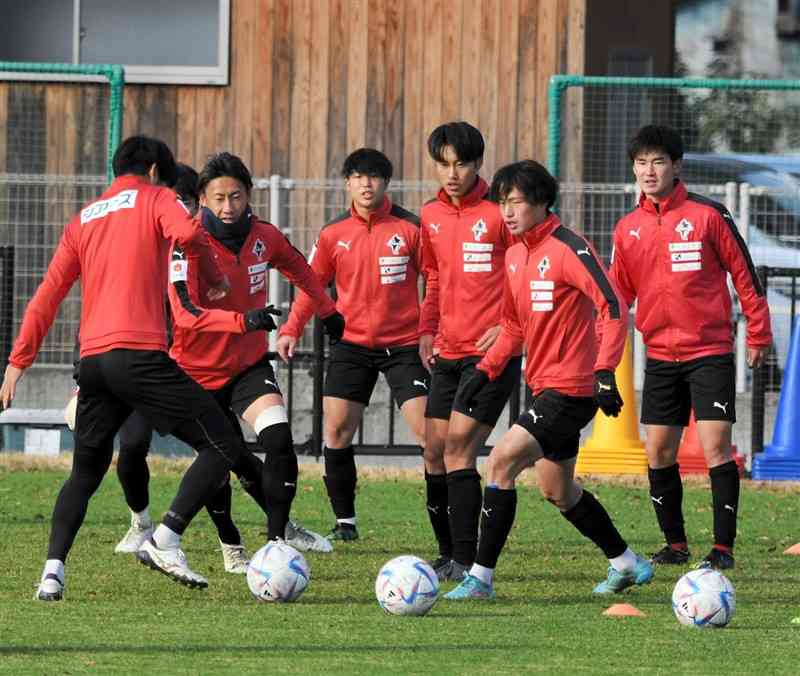 ボール回しで汗を流すDF黒木（左から2人目）ら熊本の選手たち＝県民総合運動公園サッカー場