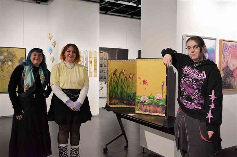 崇城大芸術学部で日本画を学ぶ留学生のクララさん（右）、ゾーイさん（中央）、リンさん＝8日、熊本市中央区